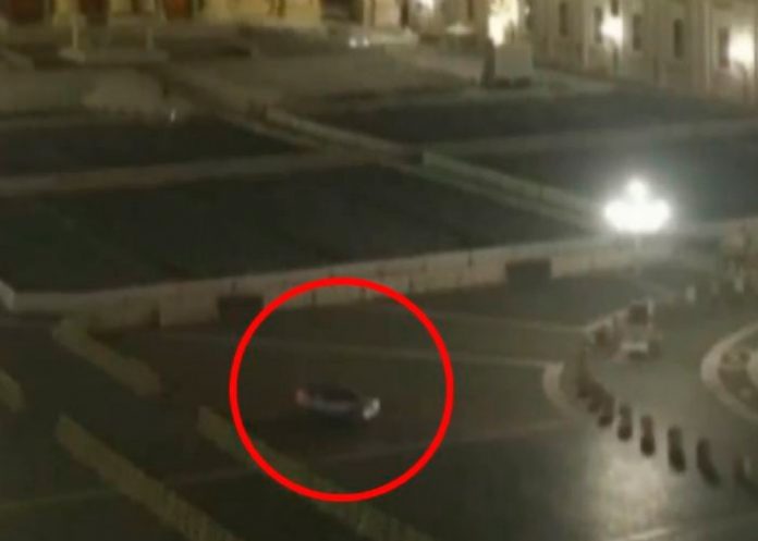 vaticano1 Hombre irrumpe en el Vaticano con su carro a toda velocidad tras ver al