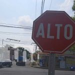 Viejito se pasa el Alto y atropella a repartidor de pizza en Managua Foto: Accidente de tránsito en Managua / TN8