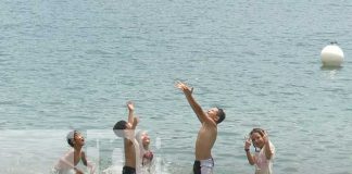 Foto Familias disfrutan de cálidas aguas de la laguna de Xiloá este fin de semana / TN8