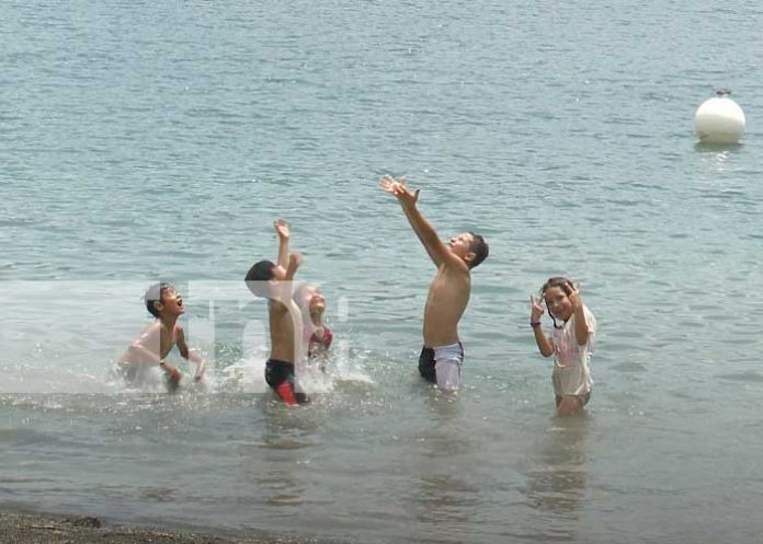1 Foto Familias disfrutan de cálidas aguas de la laguna de Xiloá este fin de semana / TN8