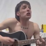 'Fatal y triste' Duras criticas contra Peso Pluma por video cantando a capela