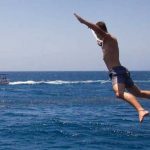 Todo por una apuesta de amigos: Joven se lanza a zona de tiburones (Video) Todo por una apuesta de amigos: Joven se lanza a zona de tiburones (Video)