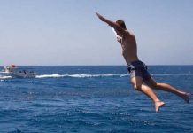 Todo por una apuesta de amigos: Joven se lanza a zona de tiburones (Video) Todo por una apuesta de amigos: Joven se lanza a zona de tiburones (Video)