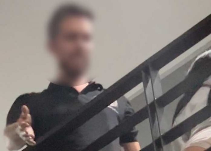 ¡Ya no hay respeto! Vecino supuestamente ebrio amenaza con abusar de una joven en México