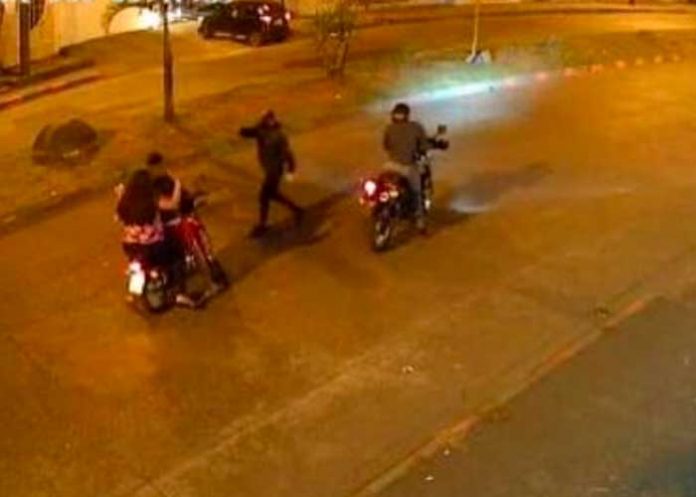 1 ¡De película! Ladrón le roba algo más que las pertenencias a una joven en Irán