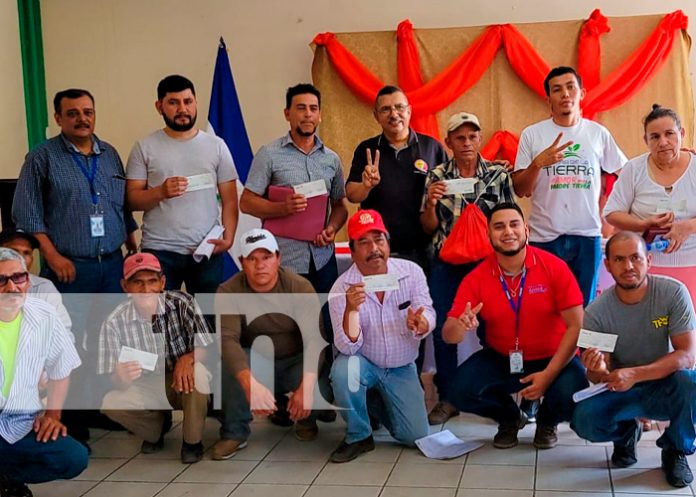 Entregan Programa Adelante a emprendedores y productores segovianos