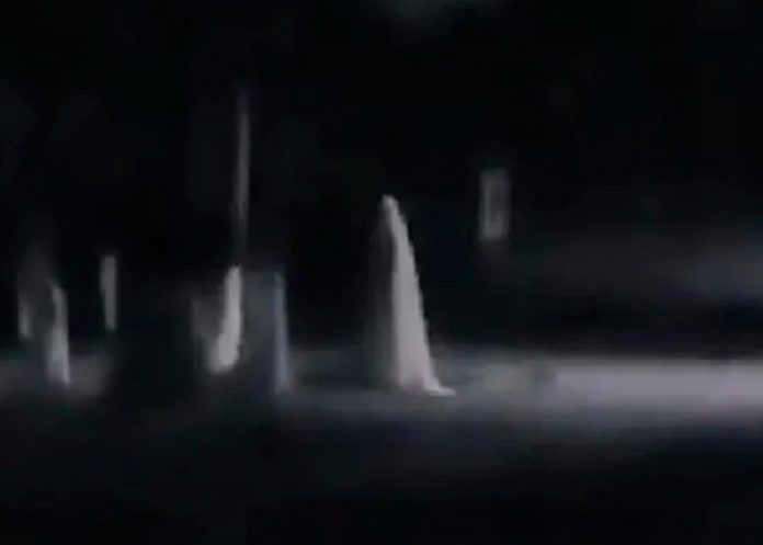 Graban una figura que cruza una calle de México, ¿será la llorona?