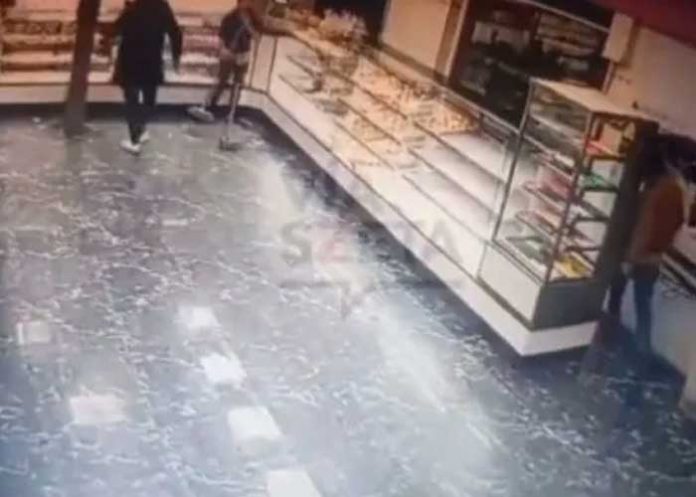 Un escobazo a los ladrones, empleada se defiende de un robo en panadería