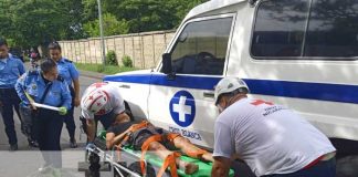 Chavalo agarra motocicleta sin permiso solo para estrellarse contra un poste en Managua