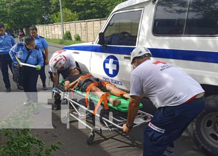 Chavalo agarra motocicleta sin permiso solo para estrellarse contra un poste en Managua