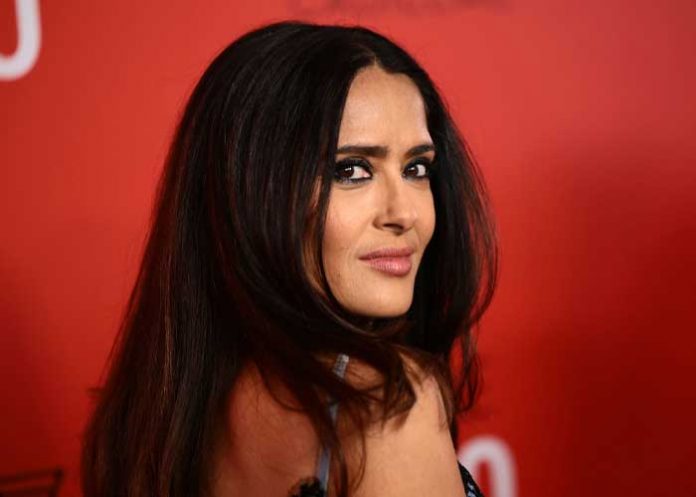 Un yate y un bikini pequeñito: Así impacta Salma Hayek a sus 56 años