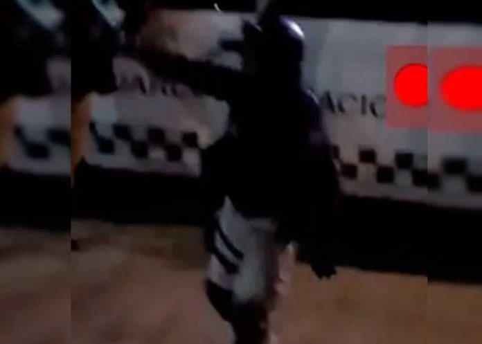 Se vuelve tendencia un video donde un oficial “perrea” con buen ritmo