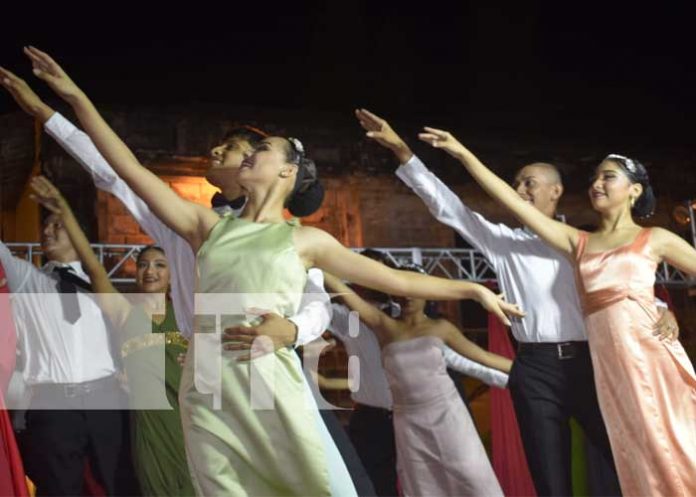 1 Foto: Familias de León se reúnen para vivir una noche llena de cultura / TN8