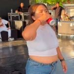 Video: Mujer sale hasta las chanclas en concurso de cerveza en Colombia