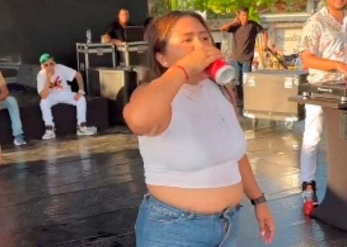Video: Mujer sale hasta las chanclas en concurso de cerveza en Colombia