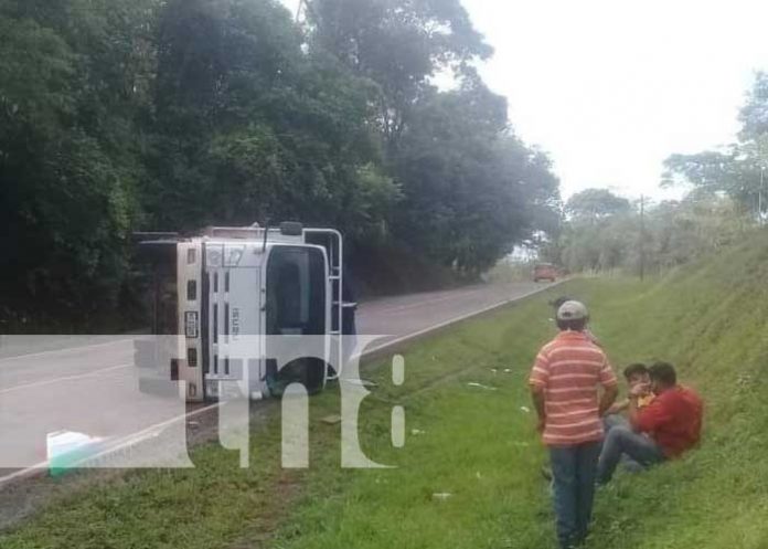 1 Camión lechero se vuelca en la Carretera Río Blanco-Mulukukú