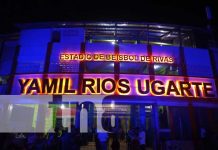 Familias disfrutan del primer juego de la serie internacional de béisbol en Rivas