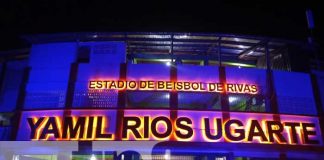 Familias disfrutan del primer juego de la serie internacional de béisbol en Rivas