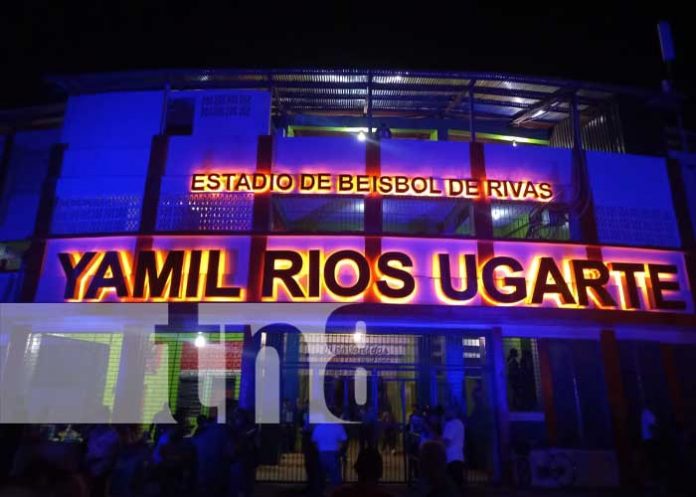 Familias disfrutan del primer juego de la serie internacional de béisbol en Rivas