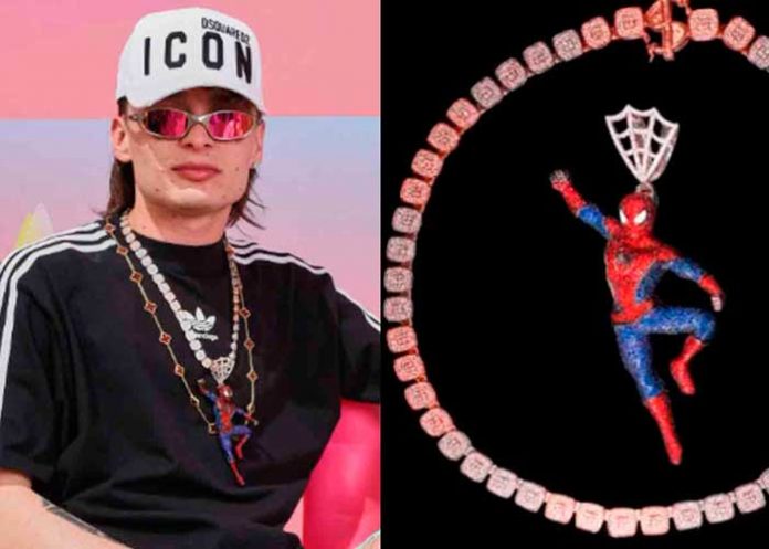 Le peinaron en su cara a Peso Pluma su cadena carísima de Spiderman