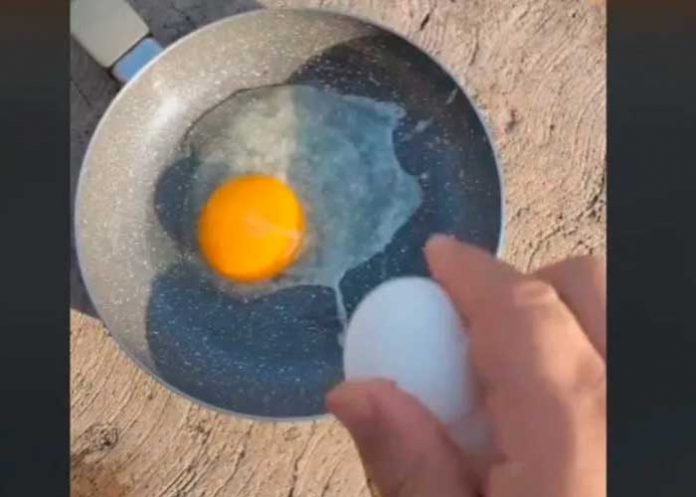 1 ¡Solo mate! Tiktoker cocino un huevo con el calor del sol en la calle