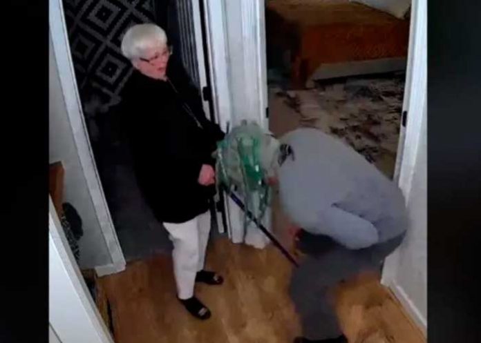 1 TikTok: Le juega broma a su abuelita y se batió los huevos por payaso