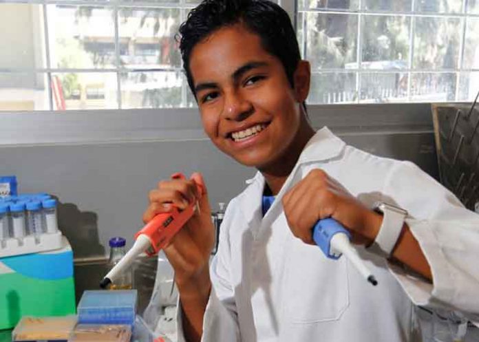 1 Concluyó maestría en biología molecular a los 12 años