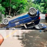 ¡Se vuelca por ir chateando! Taxi termina volcado en Las Sierritas de Santo Domingo, Managua Taxi termina volcado en Las Sierritas de Santo Domingo, Managua