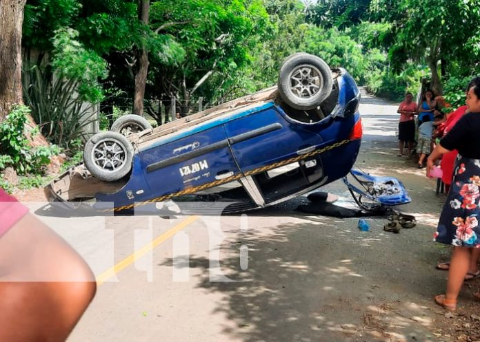 Taxi termina volcado en Las Sierritas de Santo Domingo, Managua