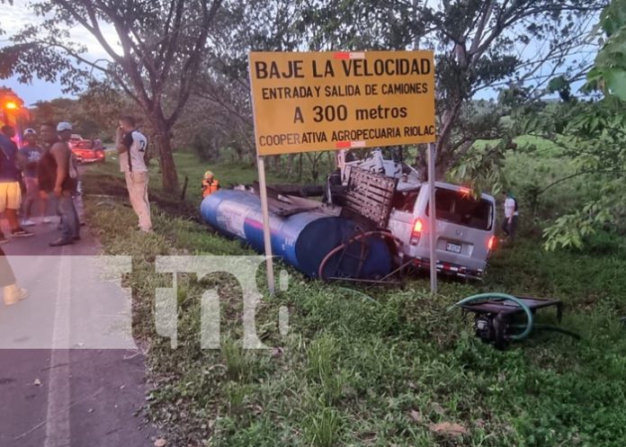 Tres lesionados en violento choque entre una cisterna y un microbús en Chontales