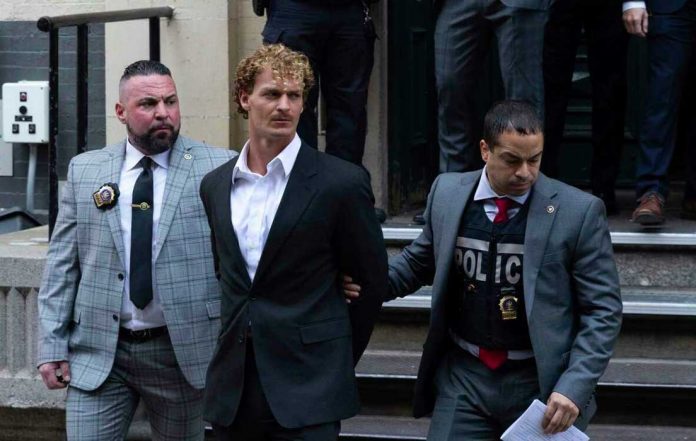 Declaran no culpable al acusado de crimen contra vagabundo en Nueva York