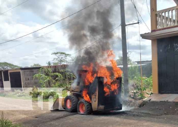 Foto: Minicargador toma fuego por desperfectos en sistema eléctrico en Nandaime / TN8