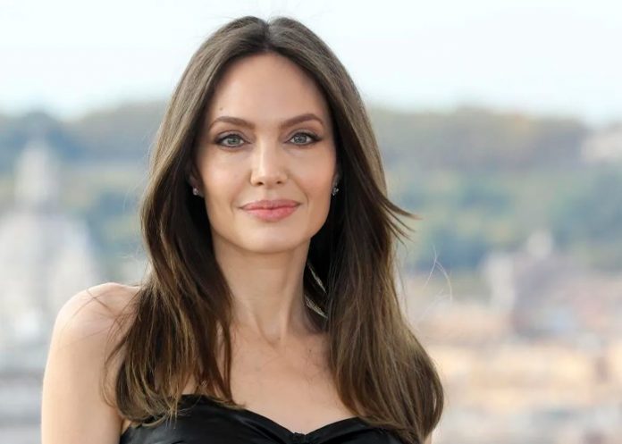 2 Foto:Angelina Jolie se transforma en Maria Callas y llora en clases de canto / Cortesía