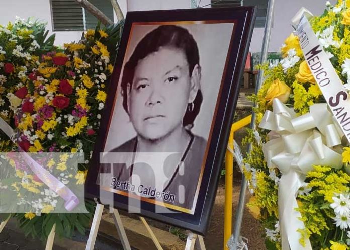 Foto: Conmemoran aniversario de la enfermera Bertha Calderón / TN8