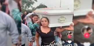 Con baile despiden a su amiga en el ataúd y se vuelve viral en TikTok
