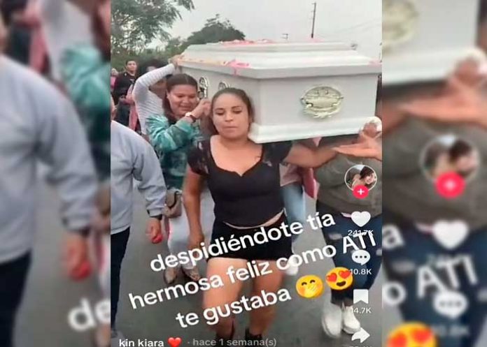 2 Con baile despiden a su amiga en el ataúd y se vuelve viral en TikTok