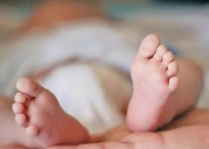 ¡Insólito! Nace un bebé con cola 