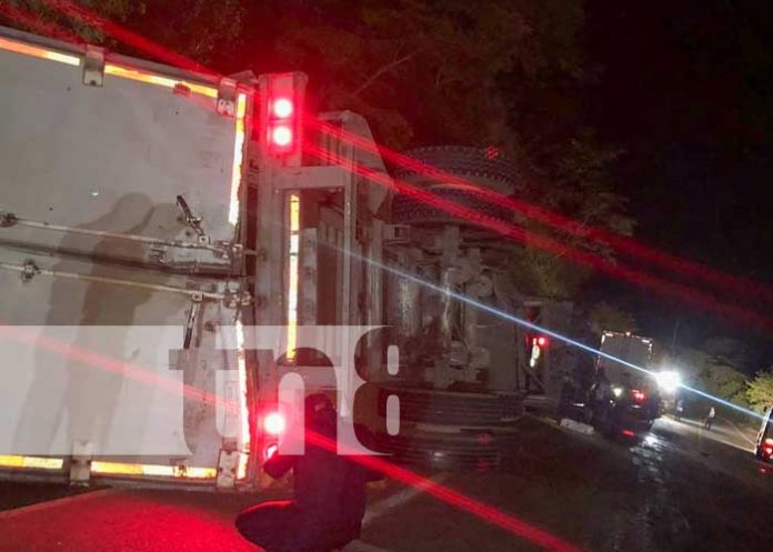 3 Conductor y ayudante salen ilesos en vuelco de furgón en Carretera a Dipilto