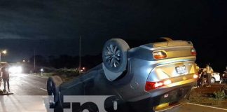 Managua: Carro termina volcado tras impactar contra terrón de tierra cerca de Ciudad Belén