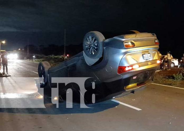 Managua: Carro termina volcado tras impactar contra terrón de tierra cerca de Ciudad Belén