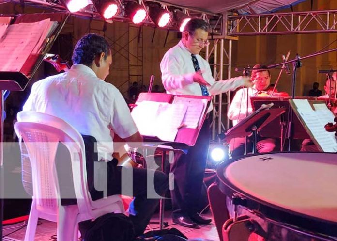 Foto: Familias leonesas se deleitaron con hermosas melodías del músico José de la Cruz Mena / TN8