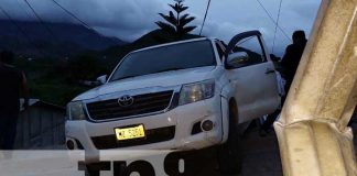 Conductor termina con su camioneta en el techo de una casa en Somoto