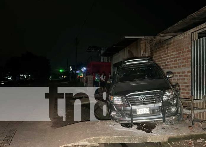 Conductor terminó estrellándose contra una pared de una caseta en Jalapa