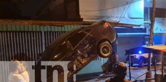¿Rápidos y furiosos en Nicaragua?, carro queda "encaramado" en un cable en Managua