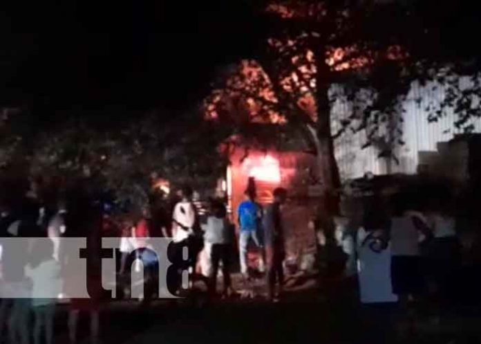 4 Foto: Incendio consume una vivienda y deja a otra con daños parciales en el barrio René Cisneros / TN8