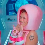 ¡De «bichota» a astronauta! Karol G protagoniza tema para la película «Barbie» ¡De bichota a atronauta! Karol G protagoniza nuevo tema para la película "Barbie"
