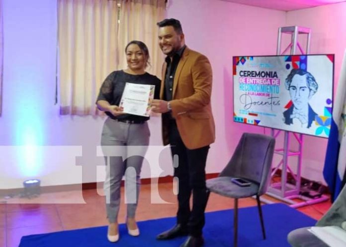 Foto:Realizan homenaje a docentes destacados en Nicaragua / TN8