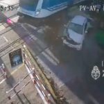 Se salvó de milagro tras frenar su carro en la vía de un tren en Argentina Se salvó de milagro tras frenar su carro en la vía de un tren en Argentina