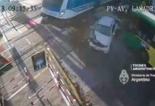 Se salvó de milagro tras frenar su carro en la vía de un tren en Argentina Se salvó de milagro tras frenar su carro en la vía de un tren en Argentina