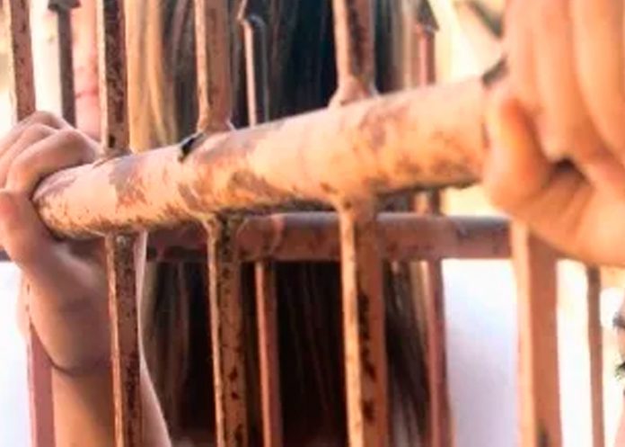 Arrestan a mujer por torturar a su hijo en Austria ¡lo enjaulaba como perro!